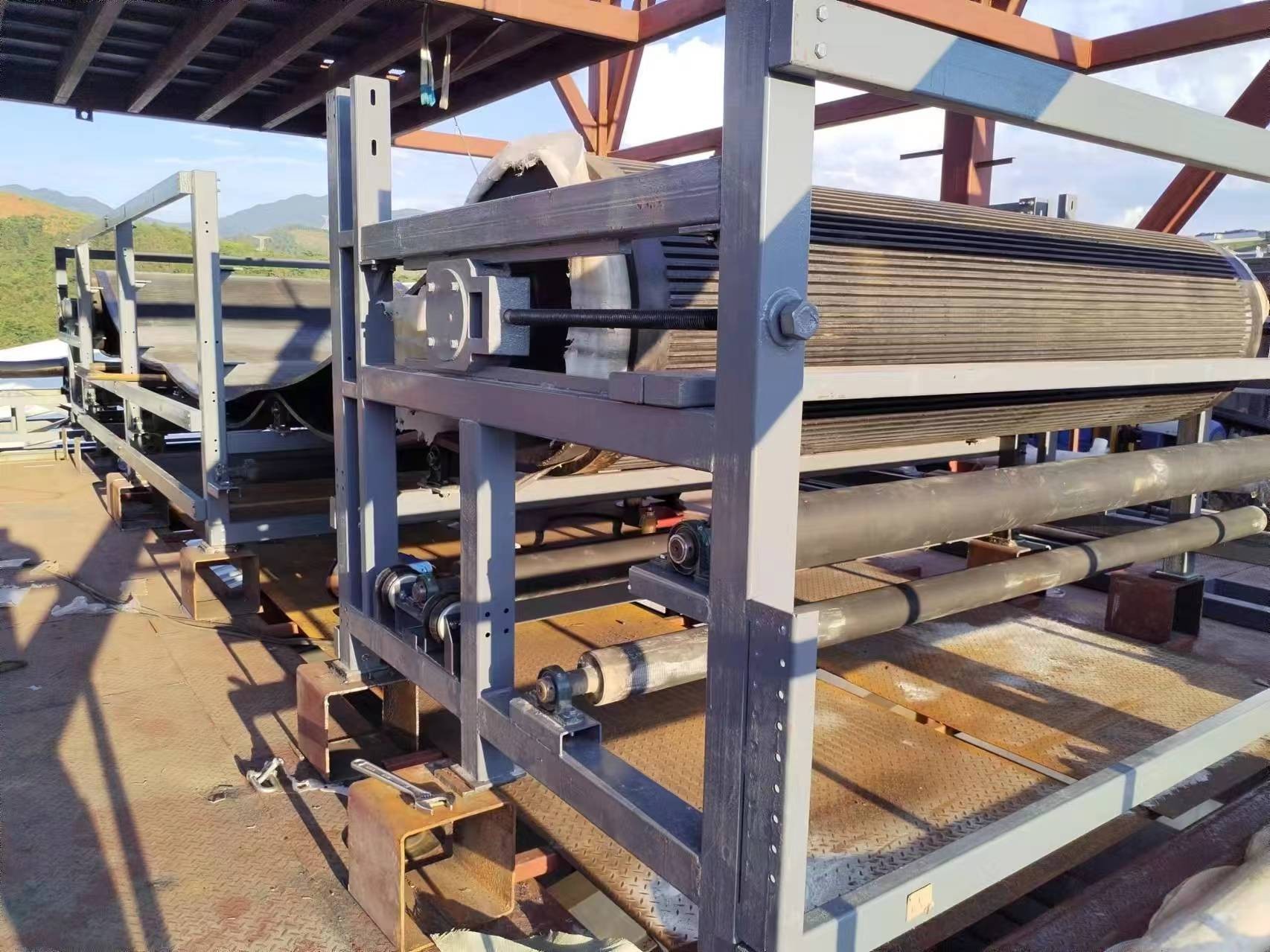 如何根據(jù)物料特性選擇合適的真空帶式過(guò)濾機(jī)型號(hào)？