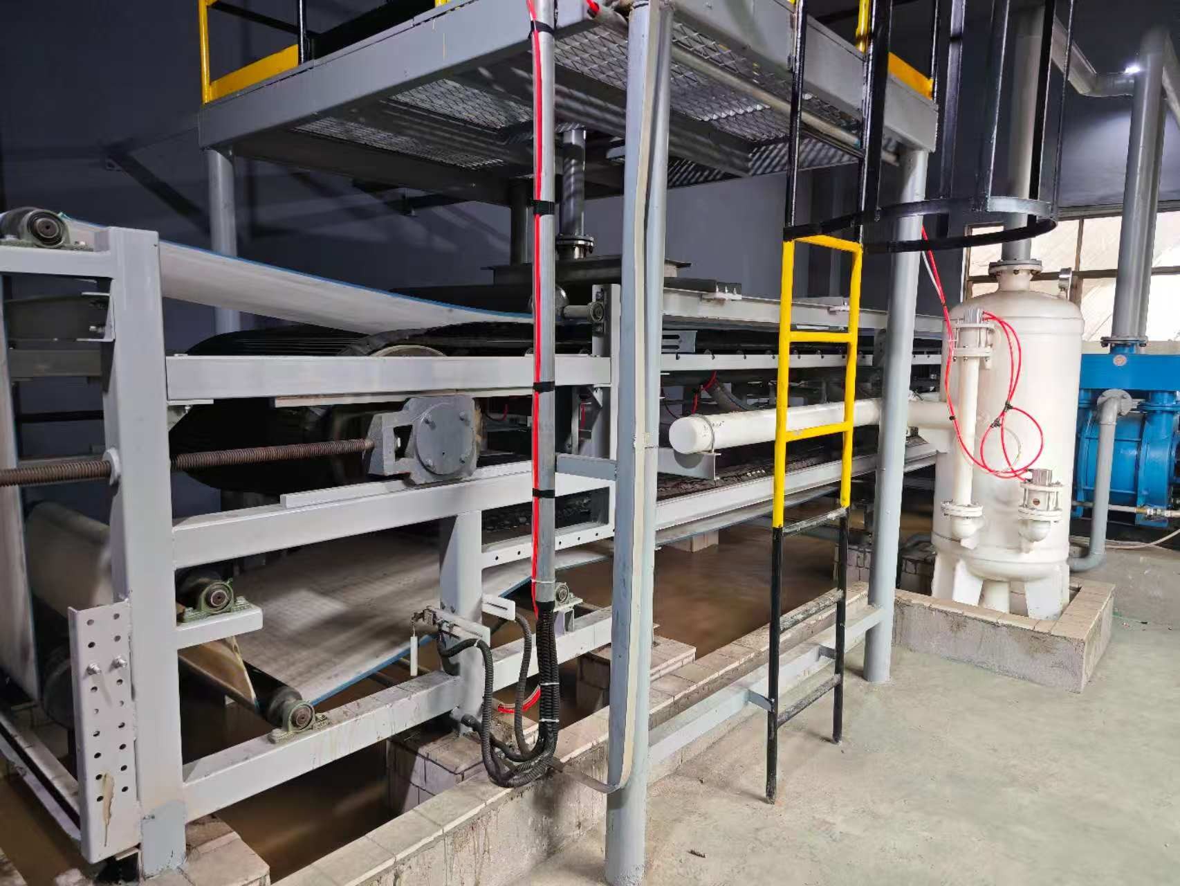 如何確定所需真空帶式過濾機(jī)的過濾面積等關(guān)鍵參數(shù)？