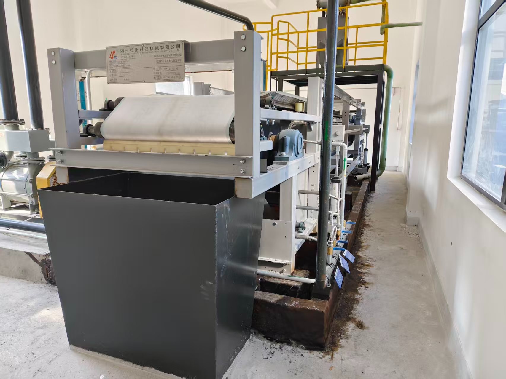 帶式真空過濾機(jī)的工作原理與板框過濾機(jī)有何不同？