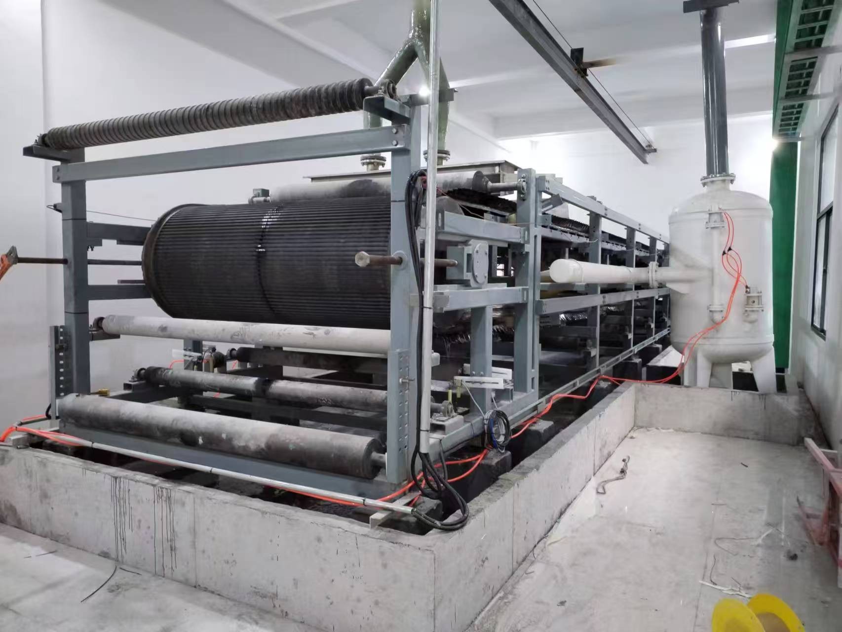 帶式真空過濾機(jī)膠帶跑偏的原因及解決方法是什么？